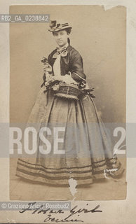 -Venezia, ritratto di donna con cesto di fiori, senza data, senza indicazione dellautore. Stampa allalbumina incollata su cartone, Carte de Visite, cm 6X10,5.  Ritratto donna fiori Fotoantiche.-Venice, portrait of a woman with flowers, undated, no authors indication. Albumen photographic mounted on cardboard, Carte de visite 6X10,5 © Archivio Graziano Arici