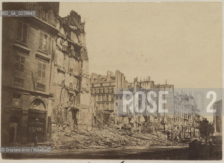 - Parigi, Comune di Parigi, 1871. Panoramica della Rue Royale con gli edifici distrutti,stampa allalbumina incollata su cartone, 10x13,5 cm, senza indicazione dellautore. Comune Parigi distruzione edificio rue Royale.- Paris, Commune of Paris, 1871. Panoramic view of the Rue Royale, albumen photograph mounted on cardboard, 10x13,5cm, no authors indication © Archivio Graziano Arici