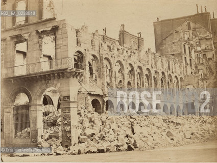 - Parigi, Comune di Parigi, 1871. Esterno del Ministero delle Finanze distrutto,stampa allalbumina incollata su cartone, 10x13,5 cm, senza indicazione dellautore. Comune Parigi distruzione ministero Finanze macerie.- Paris, Commune of Paris, 1871. Outside of the destroyed Finance Ministry, albumen photograph mounted on cardboard, 10x13,5cm, no authors indication © Archivio Graziano Arici