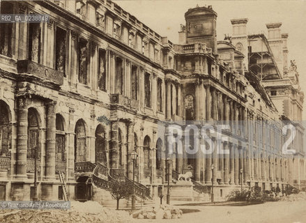 - Parigi, Comune di Parigi, 1871. Palazzo delle Tuileries, stampa allalbumina incollata su cartone, 10x13,5 cm, senza indicazione dellautore. Comune Parigi distruzione edificio Palazzo delle Tuileries.- Paris, Commune of Paris, 1871. Outside of the Tuileries Palace, albumen photograph mounted on cardboard, 10x13,5cm, no authors indication © Archivio Graziano Arici