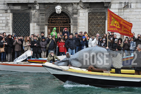 Venice 20/02/11 - Opening of the Venice Carnival 2011 - Volo della Pantegana or the Rat Flight in the Cannaregio Canal  topo carnevale ©Graziano Arici/Rosebud2