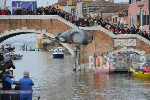 Venice 20/02/11 - Opening of the Venice Carnival 2011 - Volo della Pantegana or the Rat Flight in the Cannaregio Canal  topo carnevale ©Graziano Arici/Rosebud2
