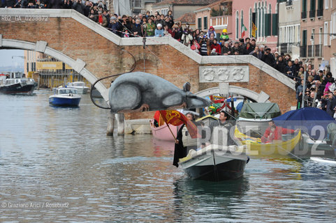 Venice 20/02/11 - Opening of the Venice Carnival 2011 - Volo della Pantegana or the Rat Flight in the Cannaregio Canal  topo carnevale ©Graziano Arici/Rosebud2