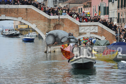Venice 20/02/11 - Opening of the Venice Carnival 2011 - Volo della Pantegana or the Rat Flight in the Cannaregio Canal  topo carnevale ©Graziano Arici/Rosebud2