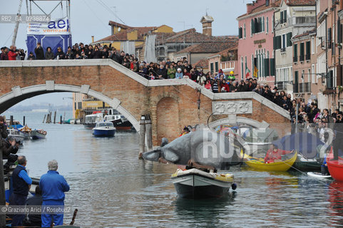 Venice 20/02/11 - Opening of the Venice Carnival 2011 - Volo della Pantegana or the Rat Flight in the Cannaregio Canal  topo carnevale ©Graziano Arici/Rosebud2