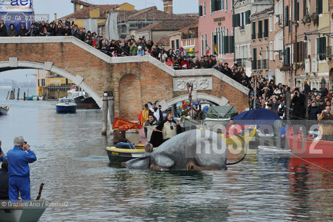 Venice 20/02/11 - Opening of the Venice Carnival 2011 - Volo della Pantegana or the Rat Flight in the Cannaregio Canal  topo carnevale ©Graziano Arici/Rosebud2