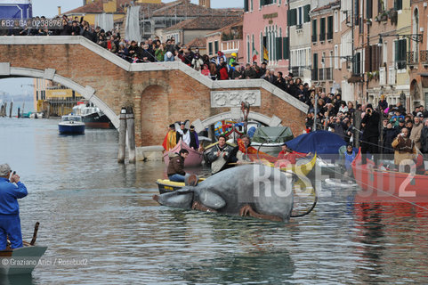 Venice 20/02/11 - Opening of the Venice Carnival 2011 - Volo della Pantegana or the Rat Flight in the Cannaregio Canal  topo carnevale ©Graziano Arici/Rosebud2