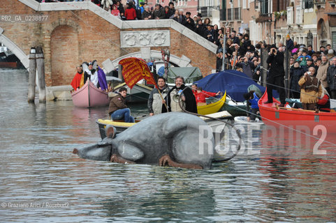 Venice 20/02/11 - Opening of the Venice Carnival 2011 - Volo della Pantegana or the Rat Flight in the Cannaregio Canal  topo carnevale ©Graziano Arici/Rosebud2