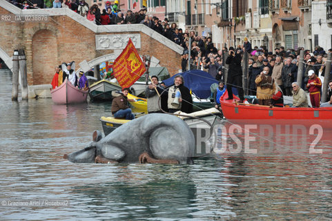 Venice 20/02/11 - Opening of the Venice Carnival 2011 - Volo della Pantegana or the Rat Flight in the Cannaregio Canal  topo carnevale ©Graziano Arici/Rosebud2