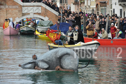 Venice 20/02/11 - Opening of the Venice Carnival 2011 - Volo della Pantegana or the Rat Flight in the Cannaregio Canal  topo carnevale ©Graziano Arici/Rosebud2