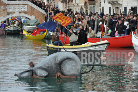 Venice 20/02/11 - Opening of the Venice Carnival 2011 - Volo della Pantegana or the Rat Flight in the Cannaregio Canal  topo carnevale ©Graziano Arici/Rosebud2