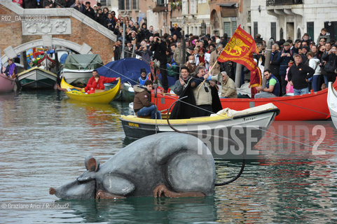 Venice 20/02/11 - Opening of the Venice Carnival 2011 - Volo della Pantegana or the Rat Flight in the Cannaregio Canal  topo carnevale ©Graziano Arici/Rosebud2