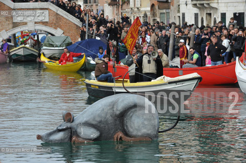 Venice 20/02/11 - Opening of the Venice Carnival 2011 - Volo della Pantegana or the Rat Flight in the Cannaregio Canal  topo carnevale ©Graziano Arici/Rosebud2
