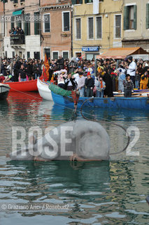 Venice 20/02/11 - Opening of the Venice Carnival 2011 - Volo della Pantegana or the Rat Flight in the Cannaregio Canal  topo carnevale ©Graziano Arici/Rosebud2