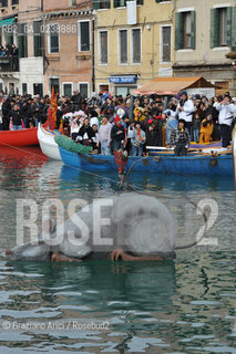 Venice 20/02/11 - Opening of the Venice Carnival 2011 - Volo della Pantegana or the Rat Flight in the Cannaregio Canal  topo carnevale ©Graziano Arici/Rosebud2