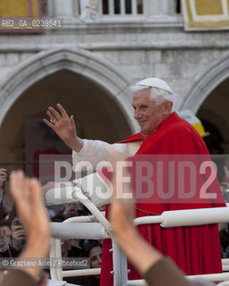 Venice 7/5/11 - Benedict XVIs visit to the Diocese of the Northeast: Pope Ratzinger visit the city of Venice in S.Marks Place with the Cardinal Scola papa piazza s.marco ©Graziano Arici/Rosebud2