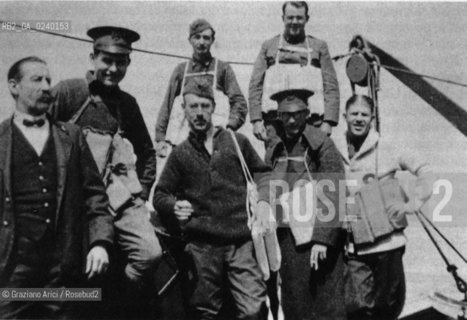 30 maggio 1918, a bordo del piroscafo Chicago Hemingway (primo in alto a sinistra) con volontari della Croce Rossa Americana (ARC)..May 30, 1918, on board the Chicago. Hemingway (the first, top, left) with the American Red Cross Volunteers..American Red Cross Central Archives, Washington.rosebud2 srl non è riuscito ad avere informazioni sullautore di questa foto. Siamo comunque a disposizione di qualunque avente diritto per riconoscere eventuali proprietà intellettuali che non sia stato possibile fin qui attribuire. Qualora si fosse inavvertitamente leso qualsiasi diritto di riproduzione, si prega di contattare lArchivio che provvederà a rimuovere le immagini in questione.La cessione dei diritti di questa immagine si intende per quanto di nostra competenza. Non comprende invece le eventuali spese  relative a diritti che potranno essere richiesti dagli Enti o persone fisiche cui appartengono eventualmente i soggetti  ripresi. Tali costi, ove necessari, e l’espletamento di qualsivoglia pratica di richiesta di concessione del permesso di pubblicazione sono esclusivamente a carico e a cura del soggetto acquirente di questa immagine. Archivio Graziano Arici  astga ©Graziano Arici/Rosebud2