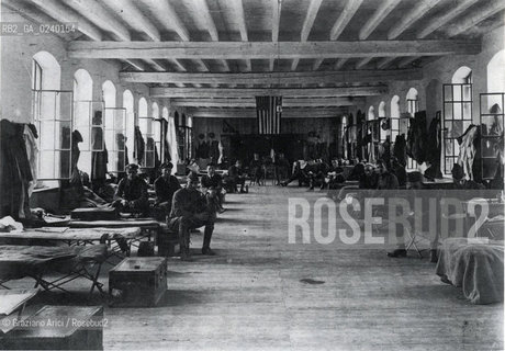 Schio 1918, Lanificio Cazzola, dormitorio dei volontari della Croce Rossa Americana - Sezione Quattro..Schio 1918. Lanificio Cazzola (Woolmill Cazzola). The sleeping accommodation of the American Red Cross volunteers, Section Four..rosebud2 srl non è riuscito ad avere informazioni sullautore di questa foto. Siamo comunque a disposizione di qualunque avente diritto per riconoscere eventuali proprietà intellettuali che non sia stato possibile fin qui attribuire. .Qualora si fosse inavvertitamente leso qualsiasi diritto di riproduzione, si prega di contattare lArchivio che provvederà a rimuovere le immagini in questione..La cessione dei diritti di questa immagine si intende per quanto di nostra competenza. Non comprende invece le eventuali spese  relative a diritti che potranno essere richiesti dagli Enti o persone fisiche cui appartengono eventualmente i soggetti  ripresi. Tali costi, ove necessari, e l’espletamento di qualsivoglia pratica di richiesta di concessione del permesso di pubblicazione sono esclusivamente a carico e a cura del soggetto acquirente di questa immagine. Archivio Graziano Arici  astga ©Graziano Arici/Rosebud2