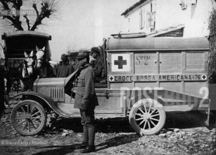 Schio 1918, un’autolettiga della Croce Rossa Americana sulla strada del Pasubio, la stessa che percorreva Hemingway con la sua autoambulanza..Schio, 1918, an American Red Cross ambulance in transit from Pasubio, Spain.. WWI era. .Ernest Hemingway Collection/John F. Kennedy Presidential Library and Museum, Boston..rosebud2 srl non è riuscito ad avere informazioni sullautore di questa foto. Siamo comunque a disposizione di qualunque avente diritto per riconoscere eventuali proprietà intellettuali che non sia stato possibile fin qui attribuire. Qualora si fosse inavvertitamente leso qualsiasi diritto di riproduzione, si prega di contattare lArchivio che provvederà a rimuovere le immagini in questione.La cessione dei diritti di questa immagine si intende per quanto di nostra competenza. Non comprende invece le eventuali spese  relative a diritti che potranno essere richiesti dagli Enti o persone fisiche cui appartengono eventualmente i soggetti  ripresi. Tali costi, ove necessari, e l’espletamento di qualsivoglia pratica di richiesta di concessione del permesso di pubblicazione sono esclusivamente a carico e a cura del soggetto acquirente di questa immagine. Archivio Graziano Arici  astga ©Graziano Arici/Rosebud2