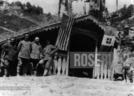 Fossalta di Piave, avamposto sul fiume Piave dove Hemingway fu ferito da un proiettile di mortaio l’8 luglio 1918..Fossalta di Piave, dug-out on the Piave River where Hemingway was wounded by a mortar shell on July 8, 1918..Ernest Hemingway Collection/John F. Kennedy Presidential Library and Museum, Boston..rosebud2 srl non è riuscito ad avere informazioni sullautore di questa foto. Siamo comunque a disposizione di qualunque avente diritto per riconoscere eventuali proprietà intellettuali che non sia stato possibile fin qui attribuire. Qualora si fosse inavvertitamente leso qualsiasi diritto di riproduzione, si prega di contattare lArchivio che provvederà a rimuovere le immagini in questione.La cessione dei diritti di questa immagine si intende per quanto di nostra competenza. Non comprende invece le eventuali spese  relative a diritti che potranno essere richiesti dagli Enti o persone fisiche cui appartengono eventualmente i soggetti  ripresi. Tali costi, ove necessari, e l’espletamento di qualsivoglia pratica di richiesta di concessione del permesso di pubblicazione sono esclusivamente a carico e a cura del soggetto acquirente di questa immagine. Archivio Graziano Arici  astga ©Graziano Arici/Rosebud2