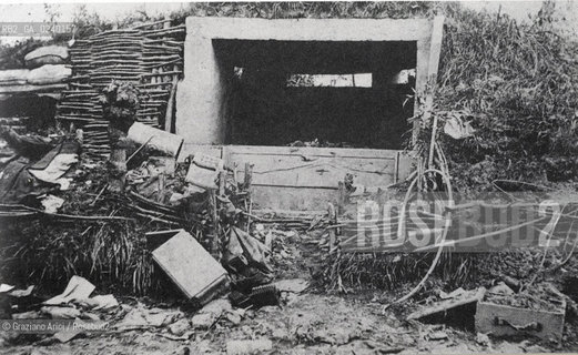 Basso Piave 1918, Casa Gorghetto sullo stradone Fornaci-Fossalta di Piave. L’edificio verrà colpito dall’artiglieria e tra i suoi ruderi, l’8 luglio, in attesa dell’autoambulanza, troverà riparo Hemingway ferito..Basso Piave 1918. The Gorghetto house on the road Fornaci-Fossalta di Piave. On July 8, the building was hit by artillery and Hemingway, wounded, was sheltered among its ruins...rosebud2 srl non è riuscito ad avere informazioni sullautore di questa foto. Siamo comunque a disposizione di qualunque avente diritto per riconoscere eventuali proprietà intellettuali che non sia stato possibile fin qui attribuire. Qualora si fosse inavvertitamente leso qualsiasi diritto di riproduzione, si prega di contattare lArchivio che provvederà a rimuovere le immagini in questione.La cessione dei diritti di questa immagine si intende per quanto di nostra competenza. Non comprende invece le eventuali spese  relative a diritti che potranno essere richiesti dagli Enti o persone fisiche cui appartengono eventualmente i soggetti  ripresi. Tali costi, ove necessari, e l’espletamento di qualsivoglia pratica di richiesta di concessione del permesso di pubblicazione sono esclusivamente a carico e a cura del soggetto acquirente di questa immagine. Archivio Graziano Arici  astga ©Graziano Arici/Rosebud2
