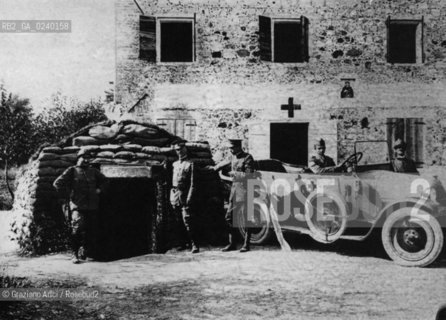 Basso Piave 1918, Casa Gorghetto .sullo stradone Fornaci-Fossalta di Piave. L’edificio verrà colpito dall’artiglieria e tra i suoi ruderi, l’8 luglio, in attesa dell’autoambulanza, troverà riparo Hemingway ferito..Basso Piave 1918. The Gorghetto house on the road Fornaci-Fossalta di Piave. On July 8, the building was hit by artillery and Hemingway, wounded, was sheltered among its ruins...rosebud2 srl non è riuscito ad avere informazioni sullautore di questa foto. Siamo comunque a disposizione di qualunque avente diritto per riconoscere eventuali proprietà intellettuali che non sia stato possibile fin qui attribuire. Qualora si fosse inavvertitamente leso qualsiasi diritto di riproduzione, si prega di contattare lArchivio che provvederà a rimuovere le immagini in questione.La cessione dei diritti di questa immagine si intende per quanto di nostra competenza. Non comprende invece le eventuali spese  relative a diritti che potranno essere richiesti dagli Enti o persone fisiche cui appartengono eventualmente i soggetti  ripresi. Tali costi, ove necessari, e l’espletamento di qualsivoglia pratica di richiesta di concessione del permesso di pubblicazione sono esclusivamente a carico e a cura del soggetto acquirente di questa immagine. Archivio Graziano Arici  astga ©Graziano Arici/Rosebud2