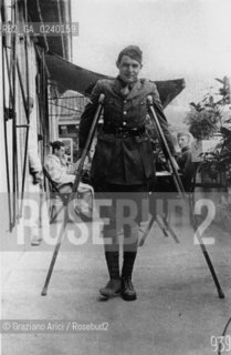 Milano 1918, Ospedale americano ARC, Hemingway convalescente.Milan 1918, American Red Cross Hospital, Hemingway recuperating..rosebud2 srl non è riuscito ad avere informazioni sullautore di questa foto. Siamo comunque a disposizione di qualunque avente diritto per riconoscere eventuali proprietà intellettuali che non sia stato possibile fin qui attribuire. Qualora si fosse inavvertitamente leso qualsiasi diritto di riproduzione, si prega di contattare lArchivio che provvederà a rimuovere le immagini in questione.La cessione dei diritti di questa immagine si intende per quanto di nostra competenza. Non comprende invece le eventuali spese  relative a diritti che potranno essere richiesti dagli Enti o persone fisiche cui appartengono eventualmente i soggetti  ripresi. Tali costi, ove necessari, e l’espletamento di qualsivoglia pratica di richiesta di concessione del permesso di pubblicazione sono esclusivamente a carico e a cura del soggetto acquirente di questa immagine. Archivio Graziano Arici  astga ©Graziano Arici/Rosebud2