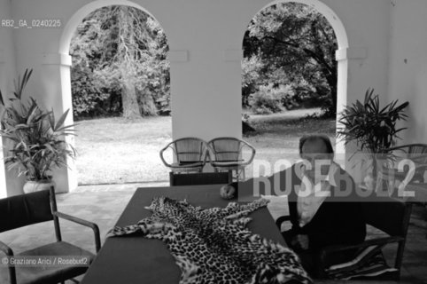 San Michele al Tagliamento, 2009. Gianfranco Ivancich, con la pelle di leopardo che fu della sorella, nel tinello della sua attuale casa, aggrappata ai resti delle sventrate barchesse di villa Biaggini Ivancich..San Michele al Tagliamento, 2009. Gianfranco Ivancich, with the leopard skin that had belonged to his sister, in the sitting room of his present home, close to the “barchesse” of the destroyed Villa Biaggini Ivancich..©Graziano Arici/Rosebud2, Venice  astga ©Graziano Arici/Rosebud2