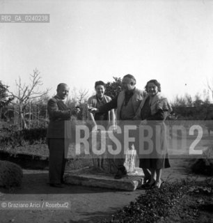 Torcello 1948, Da sinistra, Giuseppe Cipriani con la cognata Gabriella, Hemingway e la moglie di Giuseppe Cipriani, Giulia..Torcello 1948. From left: Giuseppe Cipriani with his sister-in-law Gabriella, Hemingway and Cipriani’s wife Giulia. ..rosebud2 srl non è riuscito ad avere informazioni sullautore di questa foto. Siamo comunque a disposizione di qualunque avente diritto per riconoscere eventuali proprietà intellettuali che non sia stato possibile fin qui attribuire. Qualora si fosse inavvertitamente leso qualsiasi diritto di riproduzione, si prega di contattare lArchivio che provvederà a rimuovere le immagini in questione.La cessione dei diritti di questa immagine si intende per quanto di nostra competenza. Non comprende invece le eventuali spese  relative a diritti che potranno essere richiesti dagli Enti o persone fisiche cui appartengono eventualmente i soggetti  ripresi. Tali costi, ove necessari, e l’espletamento di qualsivoglia pratica di richiesta di concessione del permesso di pubblicazione sono esclusivamente a carico e a cura del soggetto acquirente di questa immagine. Archivio Graziano Arici.  astga ©Graziano Arici/Rosebud2