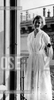 Milano 1918, Ospedale ARC di Milano, la crocerossina Agnes von Kurowsky della quale Hemingway si innamorò, senza essere ricambiato. A lei fu ispirato il libro Addio alle armi.August, 1918, Milan, Agnes von Kurowsky. .Ernest Hemingway Collection/John F. Kennedy Presidential Library and Museum, Boston.rosebud2 srl non è riuscito ad avere informazioni sullautore di questa foto. Siamo comunque a disposizione di qualunque avente diritto per riconoscere eventuali proprietà intellettuali che non sia stato possibile fin qui attribuire. Qualora si fosse inavvertitamente leso qualsiasi diritto di riproduzione, si prega di contattare lArchivio che provvederà a rimuovere le immagini in questione.La cessione dei diritti di questa immagine si intende per quanto di nostra competenza. Non comprende invece le eventuali spese  relative a diritti che potranno essere richiesti dagli Enti o persone fisiche cui appartengono eventualmente i soggetti  ripresi. Tali costi, ove necessari, e l’espletamento di qualsivoglia pratica di richiesta di concessione del permesso di pubblicazione sono esclusivamente a carico e a cura del soggetto acquirente di questa immagine. Archivio Graziano Arici.  astga ©Graziano Arici/Rosebud2