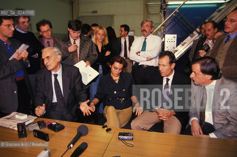 Treviso,1993.Donatella Di Rosa insieme al marito il colonnello dellesercito Aldo Michittu, durante conferenza stampa con gli avvocati Valerio De Sanctis e Livio Bernot.Politica Scandalo Lady Golpe colpo di Stato.Treviso,1993. Donatella di Rosa with her husband Aldo Michittu, colonel of Italian Army with the lawyers Valerio De Sanctis and Livio Bernot. Policy political Scandal Lady Golpe Coup dEtat ©Graziano Arici/Rosebud2