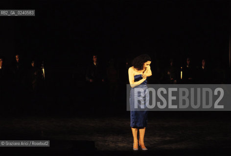 -Venezia,1985. Gran Teatro la Fenice. Balletto Kontakthof, coreografia di Pina Bausch, corpo di ballo Tanztheater Wuppertal..-Venice,1985. Gran Teatro la Fenice. Dance ballet Kontakthof, choreographed by Pina Bausch, Tanztheater Wuppertal dancers chorus ©Graziano Arici/Rosebud2