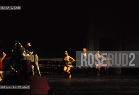 -Venezia,1985. Gran Teatro la Fenice. Balletto Kontakthof, coreografia di Pina Bausch, corpo di ballo Tanztheater Wuppertal..-Venice,1985. Gran Teatro la Fenice. Dance ballet Kontakthof, choreographed by Pina Bausch, Tanztheater Wuppertal dancers chorus ©Graziano Arici/Rosebud2