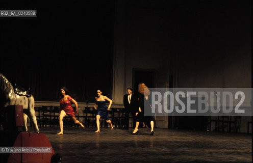 -Venezia,1985. Gran Teatro la Fenice. Balletto Kontakthof, coreografia di Pina Bausch, corpo di ballo Tanztheater Wuppertal..-Venice,1985. Gran Teatro la Fenice. Dance ballet Kontakthof, choreographed by Pina Bausch, Tanztheater Wuppertal dancers chorus ©Graziano Arici/Rosebud2