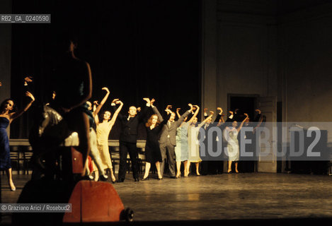 -Venezia,1985. Gran Teatro la Fenice. Balletto Kontakthof, coreografia di Pina Bausch, corpo di ballo Tanztheater Wuppertal..-Venice,1985. Gran Teatro la Fenice. Dance ballet Kontakthof, choreographed by Pina Bausch, Tanztheater Wuppertal dancers chorus ©Graziano Arici/Rosebud2