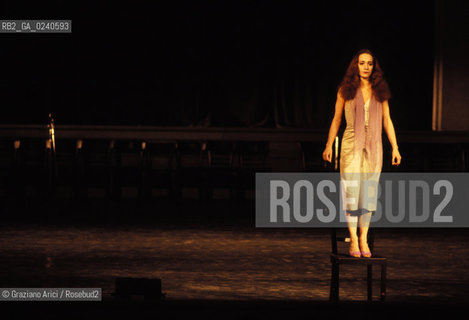 -Venezia,1985. Gran Teatro la Fenice. Balletto Kontakthof, coreografia di Pina Bausch, corpo di ballo Tanztheater Wuppertal..-Venice,1985. Gran Teatro la Fenice. Dance ballet Kontakthof, choreographed by Pina Bausch, Tanztheater Wuppertal dancers chorus ©Graziano Arici/Rosebud2