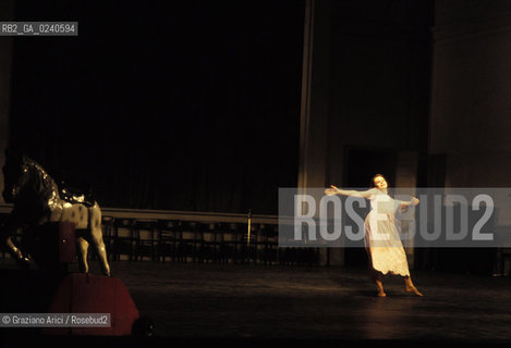 -Venezia,1985. Gran Teatro la Fenice. Balletto Kontakthof, coreografia di Pina Bausch, corpo di ballo Tanztheater Wuppertal..-Venice,1985. Gran Teatro la Fenice. Dance ballet Kontakthof, choreographed by Pina Bausch, Tanztheater Wuppertal dancers chorus ©Graziano Arici/Rosebud2