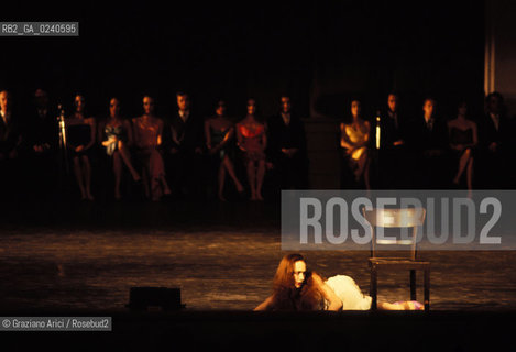 -Venezia,1985. Gran Teatro la Fenice. Balletto Kontakthof, coreografia di Pina Bausch, corpo di ballo Tanztheater Wuppertal..-Venice,1985. Gran Teatro la Fenice. Dance ballet Kontakthof, choreographed by Pina Bausch, Tanztheater Wuppertal dancers chorus ©Graziano Arici/Rosebud2