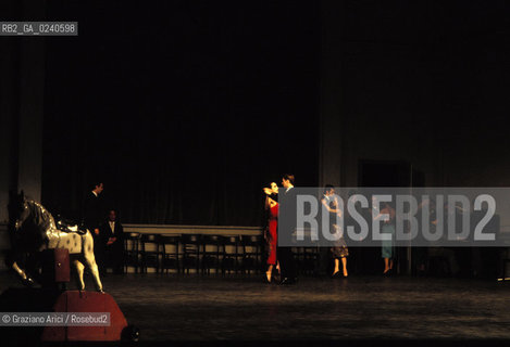 -Venezia,1985. Gran Teatro la Fenice. Balletto Kontakthof, coreografia di Pina Bausch, corpo di ballo Tanztheater Wuppertal..-Venice,1985. Gran Teatro la Fenice. Dance ballet Kontakthof, choreographed by Pina Bausch, Tanztheater Wuppertal dancers chorus ©Graziano Arici/Rosebud2