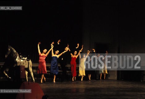 -Venezia,1985. Gran Teatro la Fenice. Balletto Kontakthof, coreografia di Pina Bausch, corpo di ballo Tanztheater Wuppertal..-Venice,1985. Gran Teatro la Fenice. Dance ballet Kontakthof, choreographed by Pina Bausch, Tanztheater Wuppertal dancers chorus ©Graziano Arici/Rosebud2