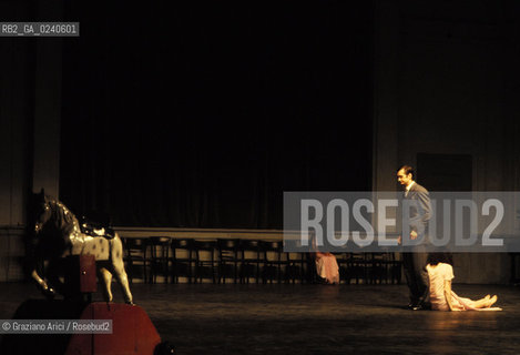 -Venezia,1985. Gran Teatro la Fenice. Balletto Kontakthof, coreografia di Pina Bausch, corpo di ballo Tanztheater Wuppertal..-Venice,1985. Gran Teatro la Fenice. Dance ballet Kontakthof, choreographed by Pina Bausch, Tanztheater Wuppertal dancers chorus ©Graziano Arici/Rosebud2