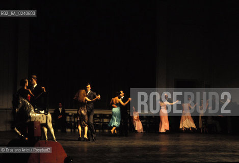 -Venezia,1985. Gran Teatro la Fenice. Balletto Kontakthof, coreografia di Pina Bausch, corpo di ballo Tanztheater Wuppertal..-Venice,1985. Gran Teatro la Fenice. Dance ballet Kontakthof, choreographed by Pina Bausch, Tanztheater Wuppertal dancers chorus ©Graziano Arici/Rosebud2