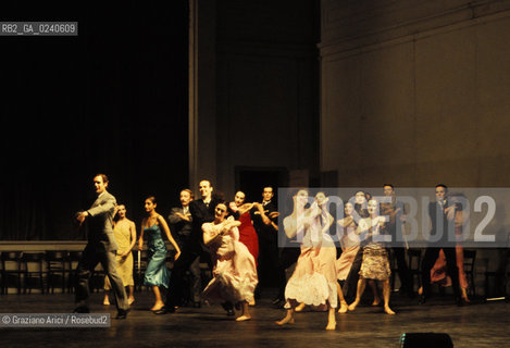 -Venezia,1985. Gran Teatro la Fenice. Balletto Kontakthof, coreografia di Pina Bausch, corpo di ballo Tanztheater Wuppertal..-Venice,1985. Gran Teatro la Fenice. Dance ballet Kontakthof, choreographed by Pina Bausch, Tanztheater Wuppertal dancers chorus ©Graziano Arici/Rosebud2