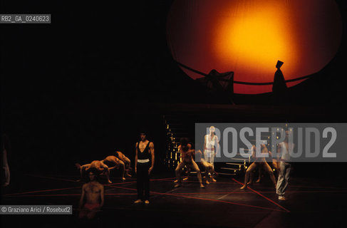- Venezia,1989.Gran Teatro la Fenice.Flauto magico di Mozart coreografato da Maurice Bejart. Corpo di ballo Bejart Ballet Lausanne Danza balletto coreografia musica palco ballerini.- Venice,1989. Gran Teatro la Fenice.The Magic Flute choreographed by Maurice Bejart, music by Mozart. Corps de ballet Bejart ballet Lausanne ©Graziano Arici/Rosebud2