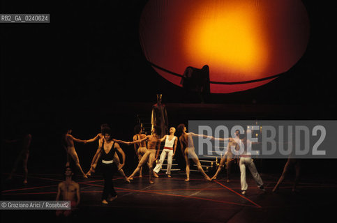 - Venezia,1989.Gran Teatro la Fenice.Flauto magico di Mozart coreografato da Maurice Bejart. Corpo di ballo Bejart Ballet Lausanne Danza balletto coreografia musica palco ballerini.- Venice,1989. Gran Teatro la Fenice.The Magic Flute choreographed by Maurice Bejart, music by Mozart. Corps de ballet Bejart ballet Lausanne ©Graziano Arici/Rosebud2