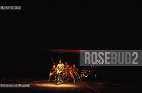 - Venezia,1989.Gran Teatro la Fenice.Flauto magico di Mozart coreografato da Maurice Bejart. Corpo di ballo Bejart Ballet Lausanne Danza balletto coreografia musica palco ballerini.- Venice,1989. Gran Teatro la Fenice.The Magic Flute choreographed by Maurice Bejart, music by Mozart. Corps de ballet Bejart ballet Lausanne ©Graziano Arici/Rosebud2