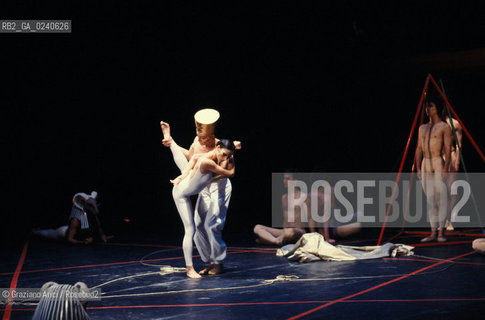 - Venezia,1989.Gran Teatro la Fenice.Flauto magico di Mozart coreografato da Maurice Bejart. Corpo di ballo Bejart Ballet Lausanne Danza balletto coreografia musica palco ballerini.- Venice,1989. Gran Teatro la Fenice.The Magic Flute choreographed by Maurice Bejart, music by Mozart. Corps de ballet Bejart ballet Lausanne ©Graziano Arici/Rosebud2