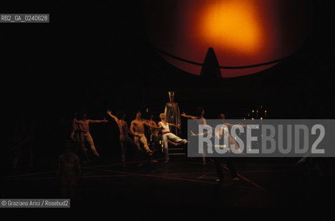 - Venezia,1989.Gran Teatro la Fenice.Flauto magico di Mozart coreografato da Maurice Bejart. Corpo di ballo Bejart Ballet Lausanne Danza balletto coreografia musica palco ballerini.- Venice,1989. Gran Teatro la Fenice.The Magic Flute choreographed by Maurice Bejart, music by Mozart. Corps de ballet Bejart ballet Lausanne ©Graziano Arici/Rosebud2
