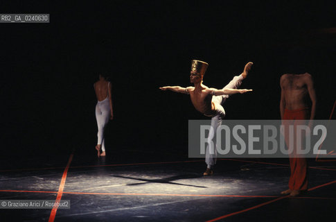- Venezia,1989.Gran Teatro la Fenice.Flauto magico di Mozart coreografato da Maurice Bejart. Corpo di ballo Bejart Ballet Lausanne Danza balletto coreografia musica palco ballerini.- Venice,1989. Gran Teatro la Fenice.The Magic Flute choreographed by Maurice Bejart, music by Mozart. Corps de ballet Bejart ballet Lausanne ©Graziano Arici/Rosebud2