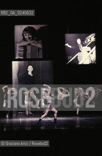 - Venezia,1994.Gran Teatro la Fenice.Piaf coreografia di Maurice Bejart. Corpo di ballo Bejart Ballet Lausanne Danza balletto coreografia musica palco ballerini.- Venice,1994. Gran Teatro la Fenice. Piaf choreographed by Maurice Bejart. Corps de ballet Bejart ballet Lausanne ©Graziano Arici/Rosebud2